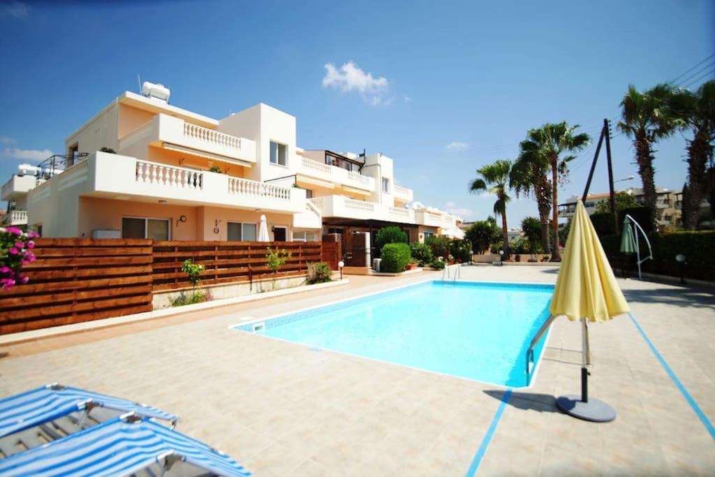 Central Pool-Side 2 Bedroom Apartment In Paphos Eksteriør bilde