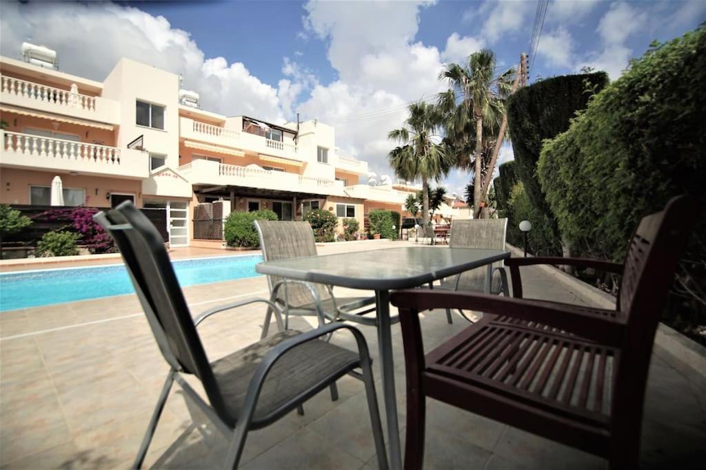 Central Pool-Side 2 Bedroom Apartment In Paphos Eksteriør bilde