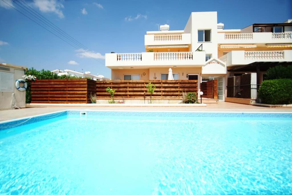 Central Pool-Side 2 Bedroom Apartment In Paphos Eksteriør bilde