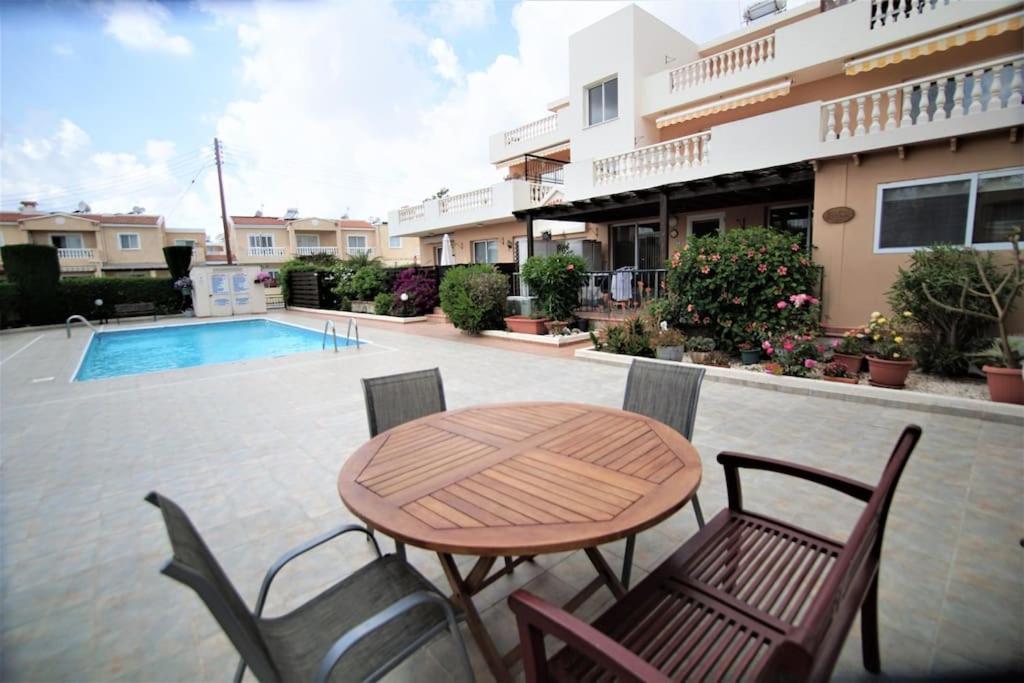 Central Pool-Side 2 Bedroom Apartment In Paphos Eksteriør bilde