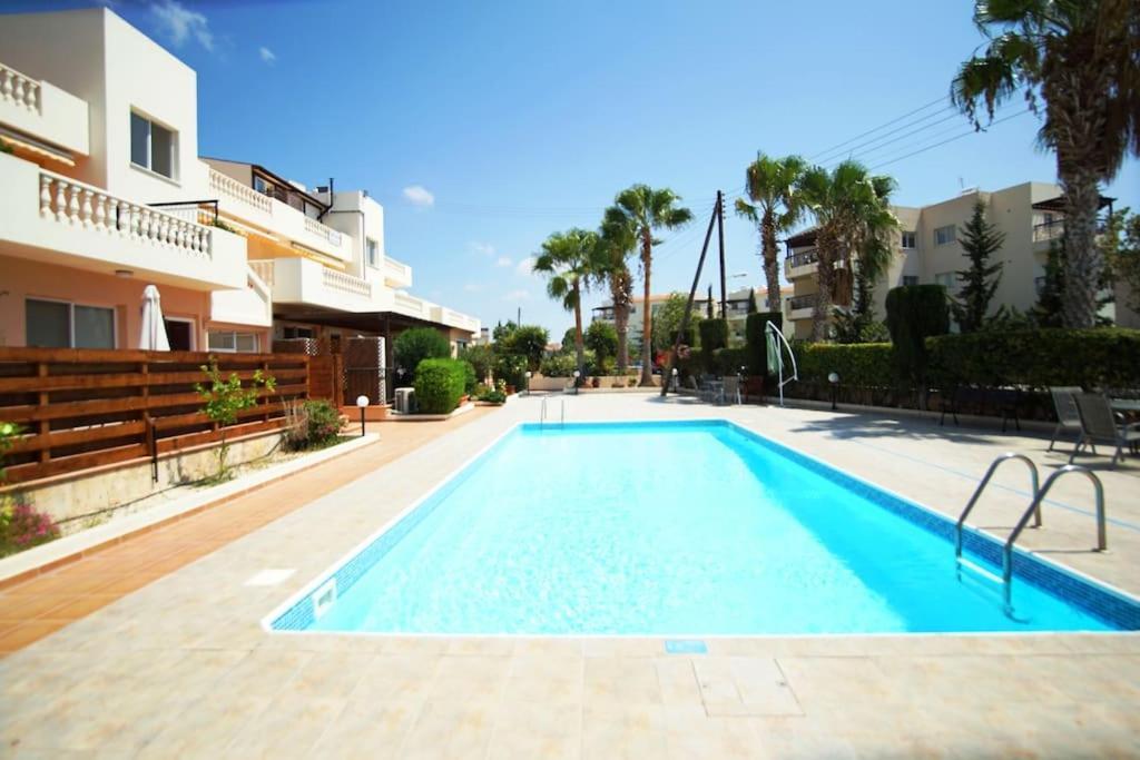 Central Pool-Side 2 Bedroom Apartment In Paphos Eksteriør bilde