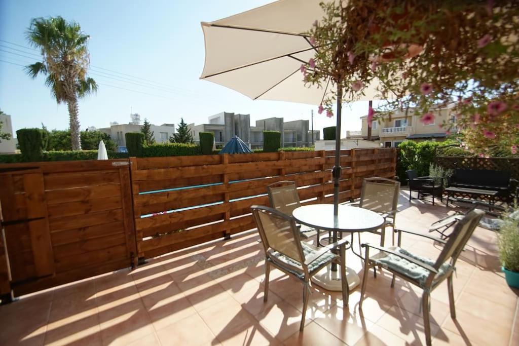 Central Pool-Side 2 Bedroom Apartment In Paphos Eksteriør bilde