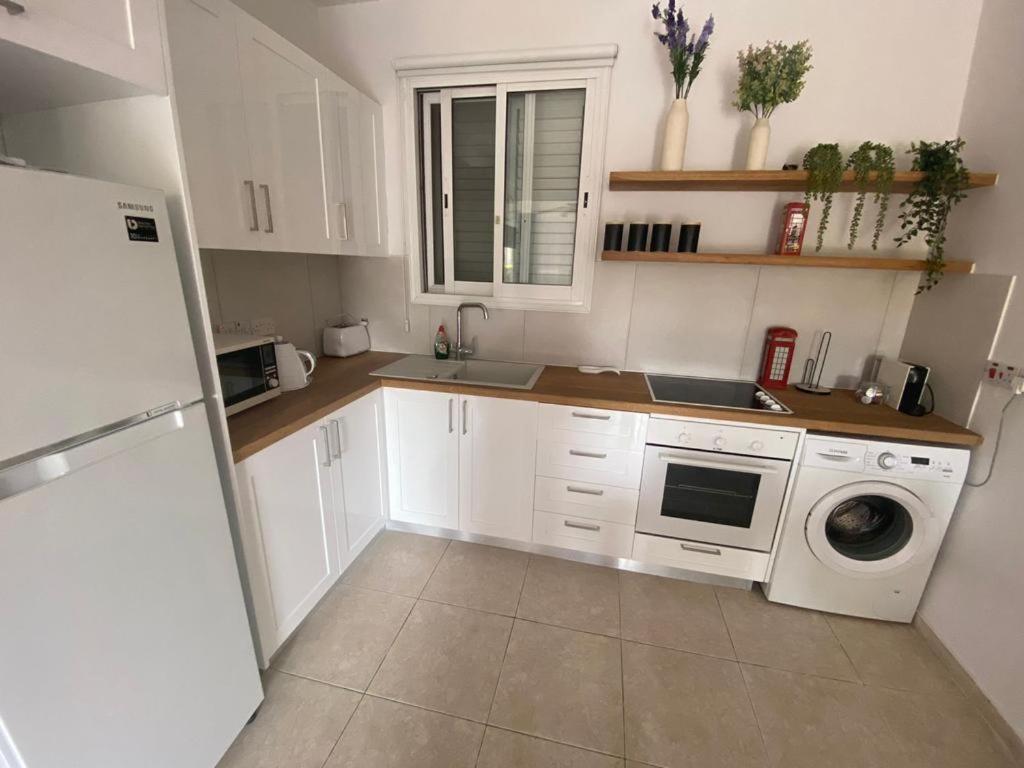 Central Pool-Side 2 Bedroom Apartment In Paphos Eksteriør bilde