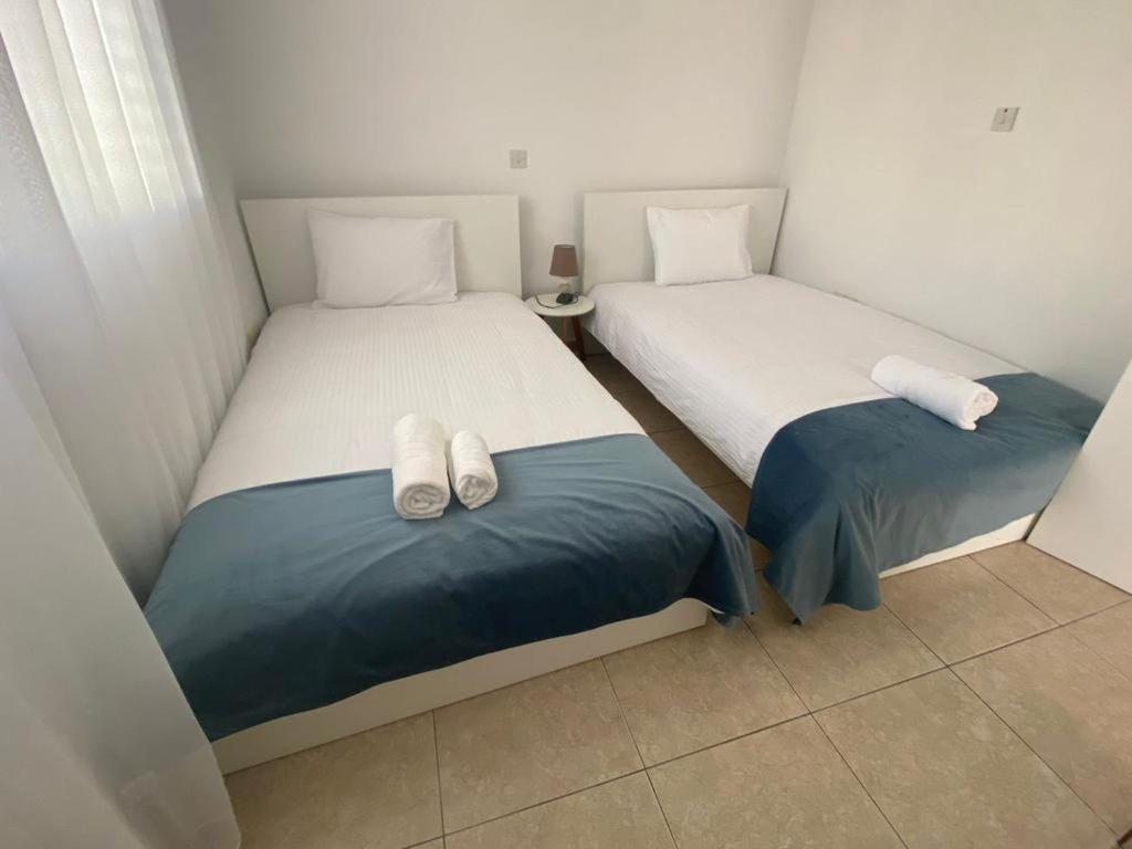 Central Pool-Side 2 Bedroom Apartment In Paphos Eksteriør bilde