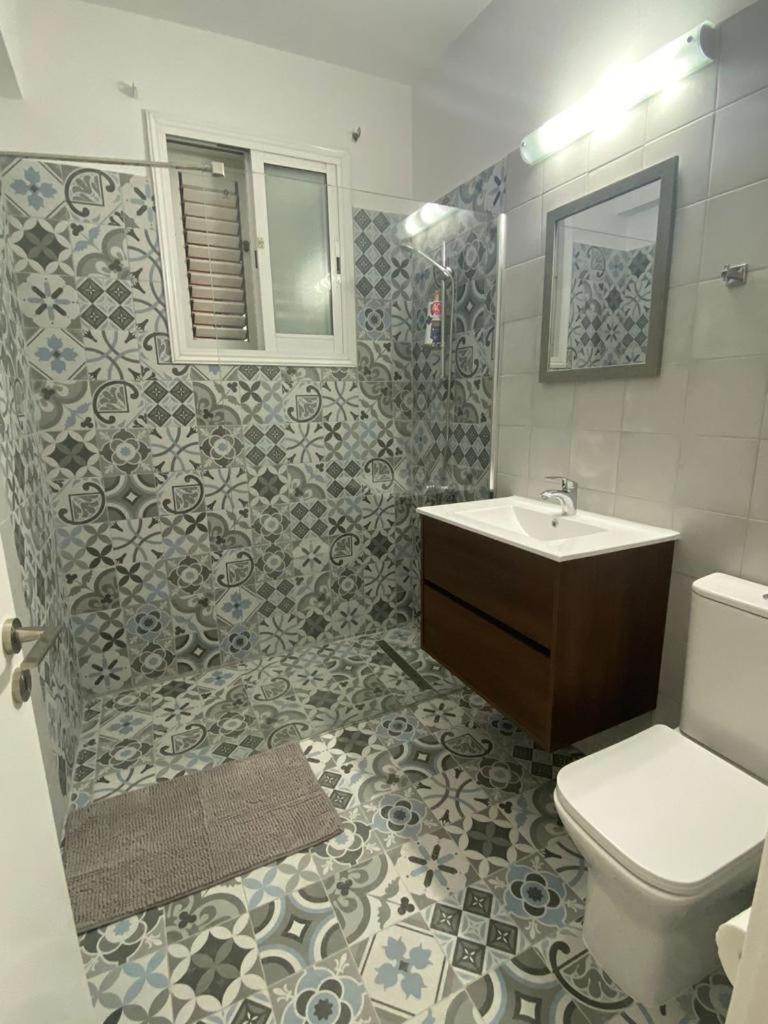 Central Pool-Side 2 Bedroom Apartment In Paphos Eksteriør bilde