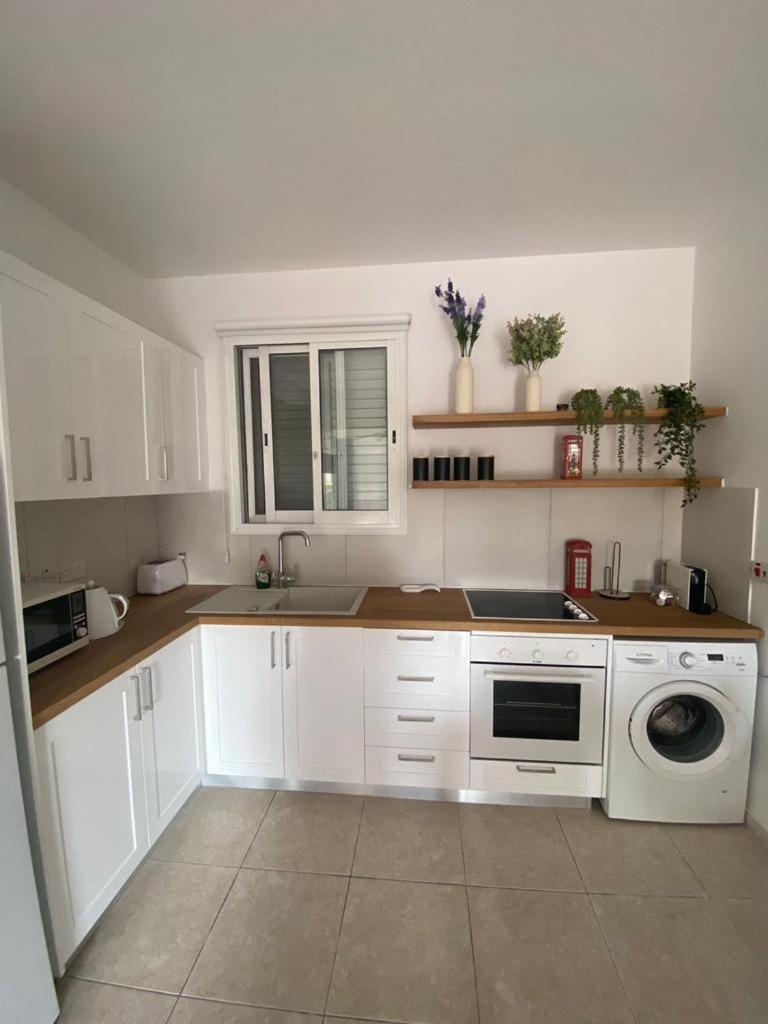 Central Pool-Side 2 Bedroom Apartment In Paphos Eksteriør bilde