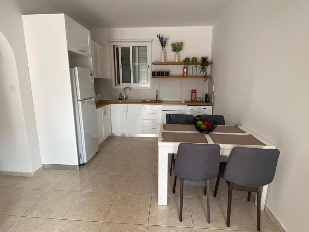 Central Pool-Side 2 Bedroom Apartment In Paphos Eksteriør bilde